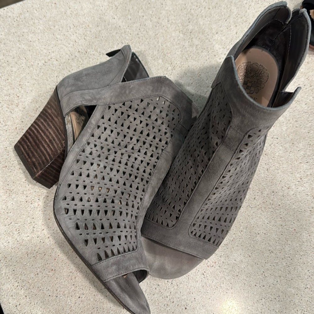 Vince Camuto like new shoe